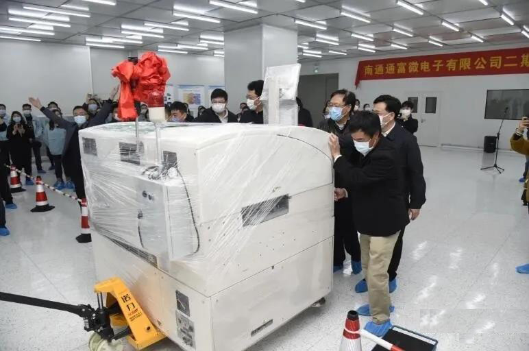 首台设备进场.jpg
